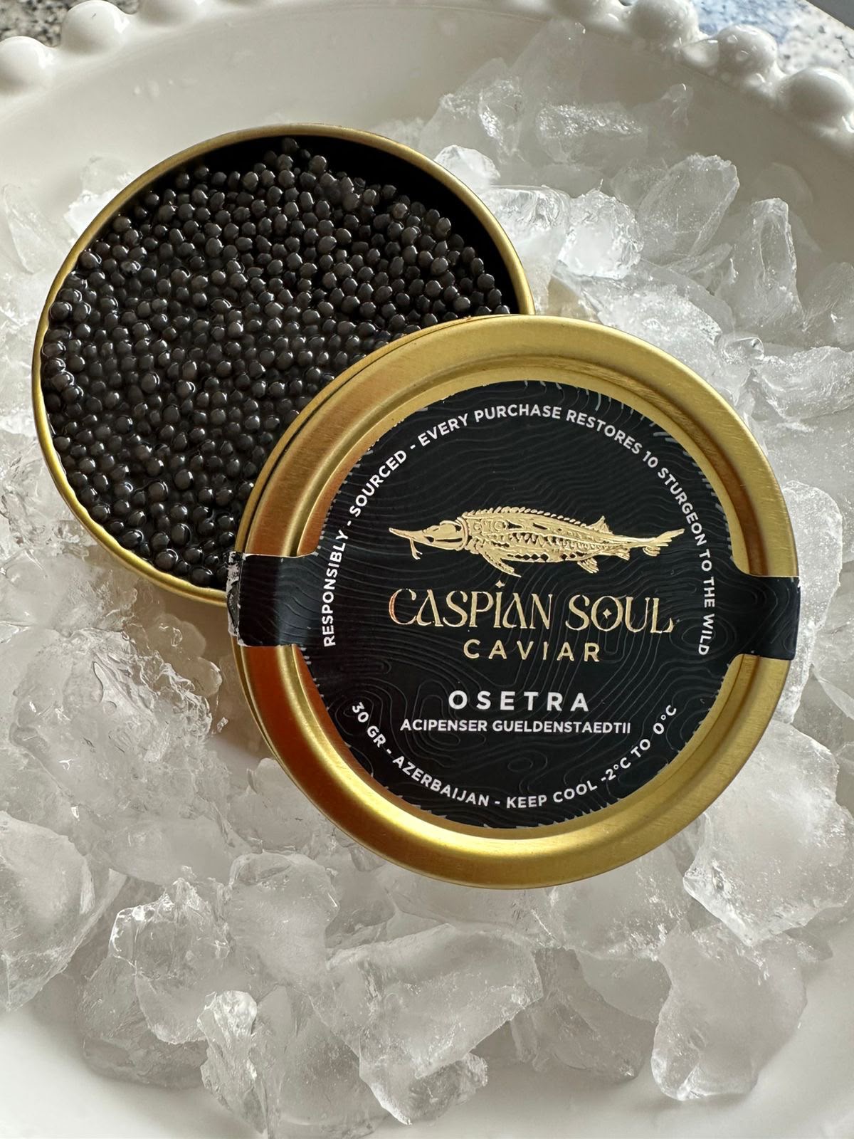 Caspian Soul Caviar - lata de Osetra premium abierta sobre hielo